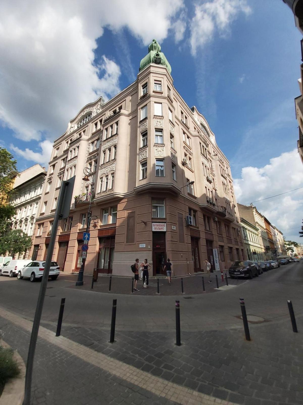 Apartment Quite And Cheap In Center B1 Sza